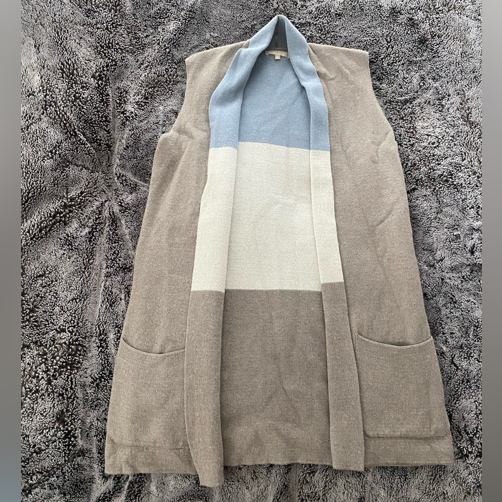 Sleeveless size S cardigan with color blocking details